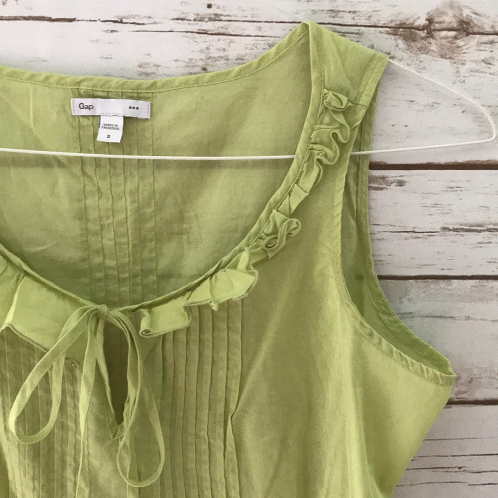 • GAP ••• Green Ruffled Top •
